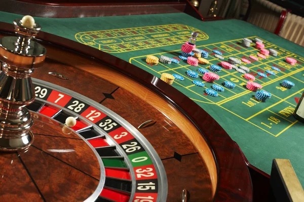 Lightning Dice live-dealer table with three dice and betting interface on hotwin platform
