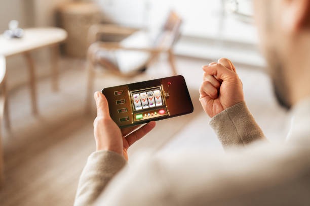 Weekly cashback promotion details and redemption process on hotwin